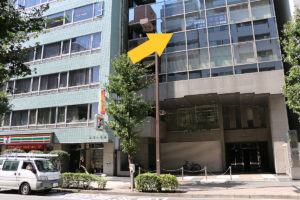 ③100メートルぐらい歩いて、セブンイレブンの隣のビルです